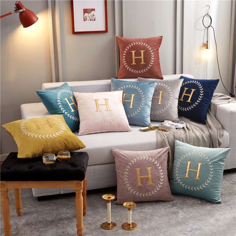 モノグラム刺繍ベルベットクッションカバー