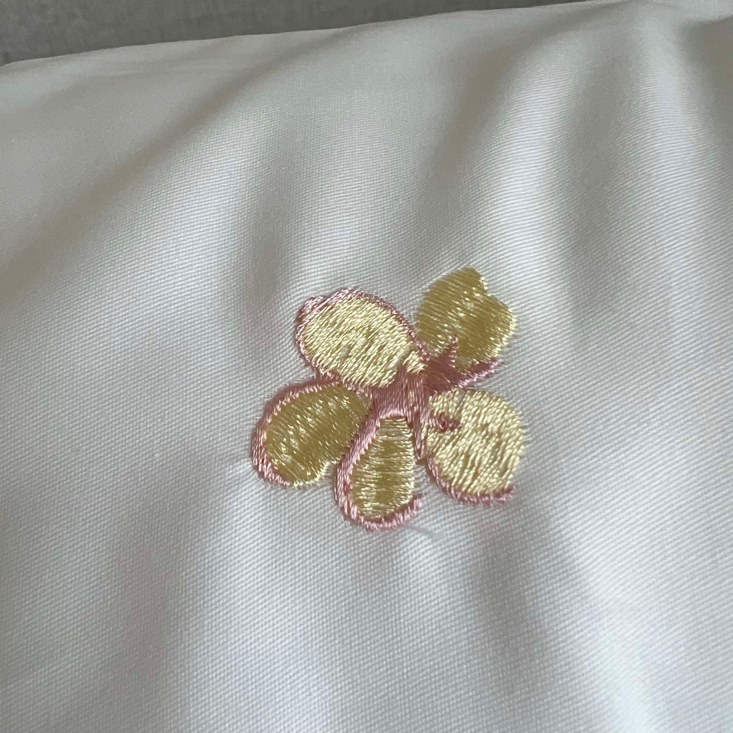 優雅な花刺繍のクッションカバー