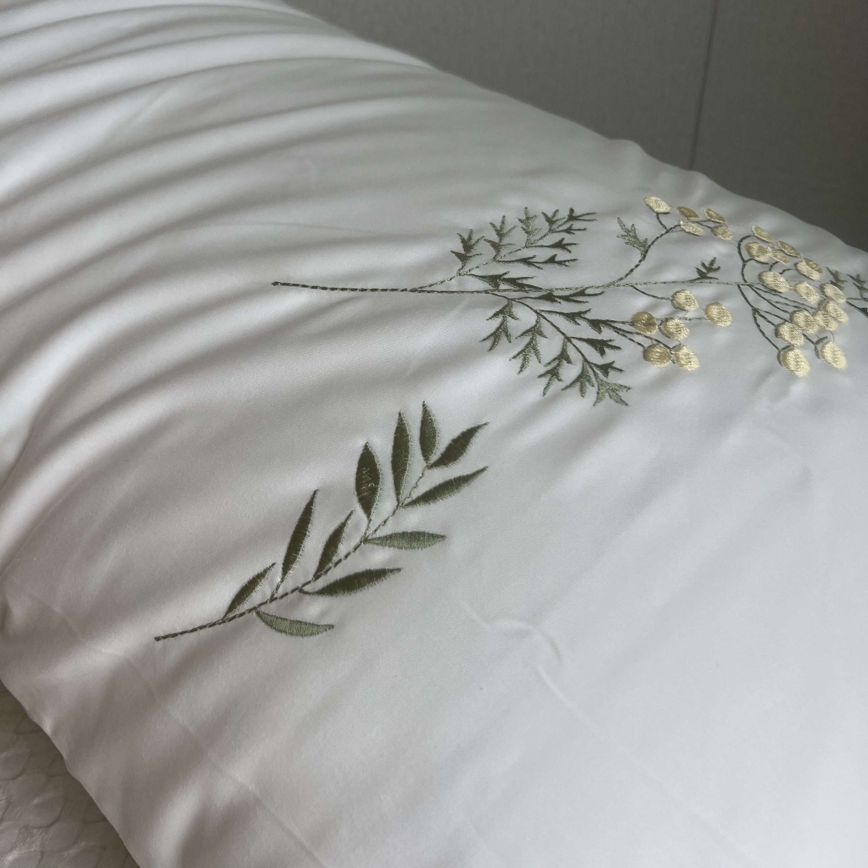 優雅な花刺繍のクッションカバー