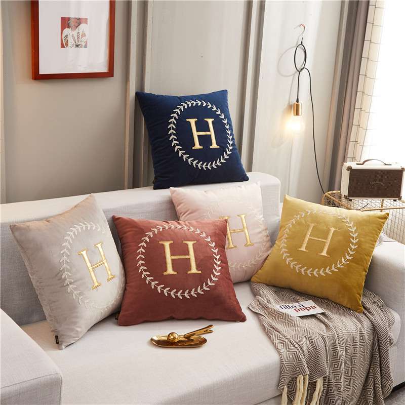 モノグラム刺繍ベルベットクッションカバー