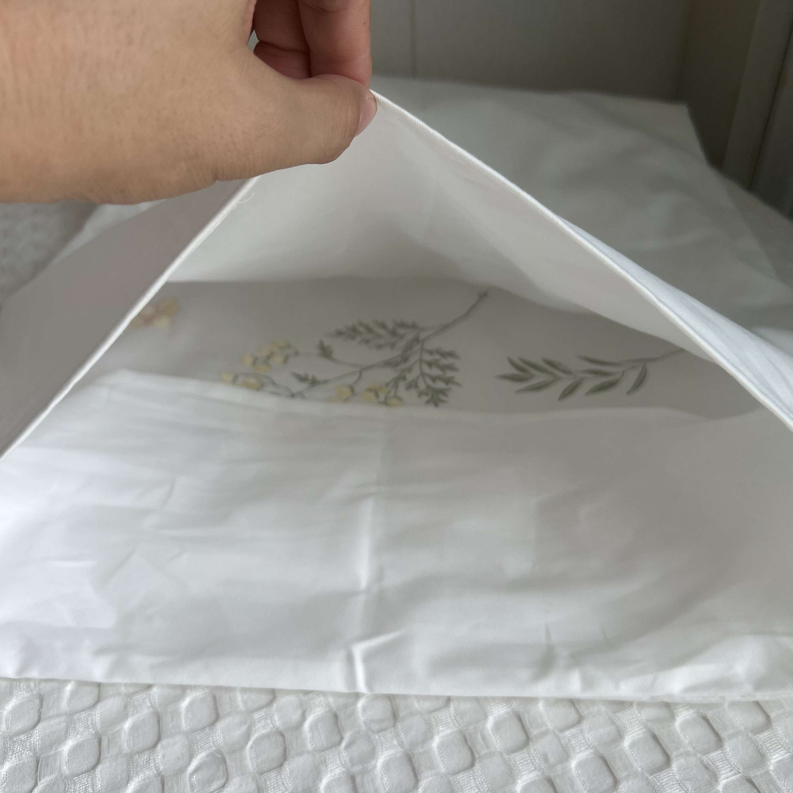 優雅な花刺繍のクッションカバー