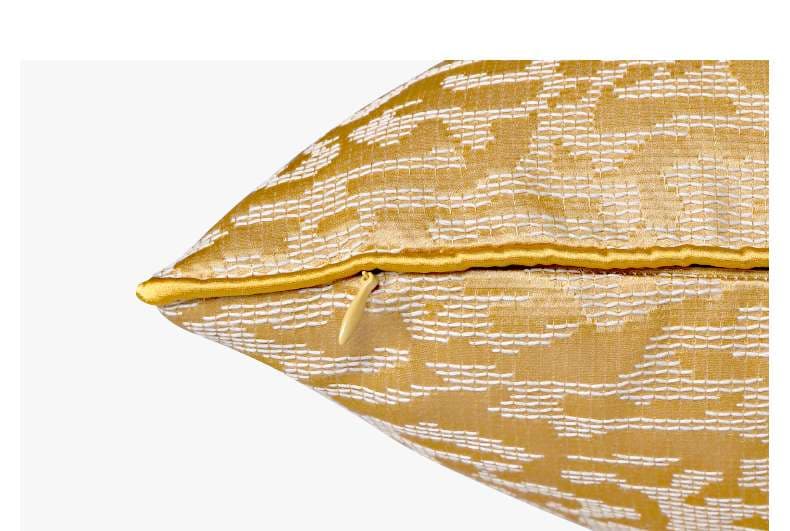  雅やかな模様のクッションカバー