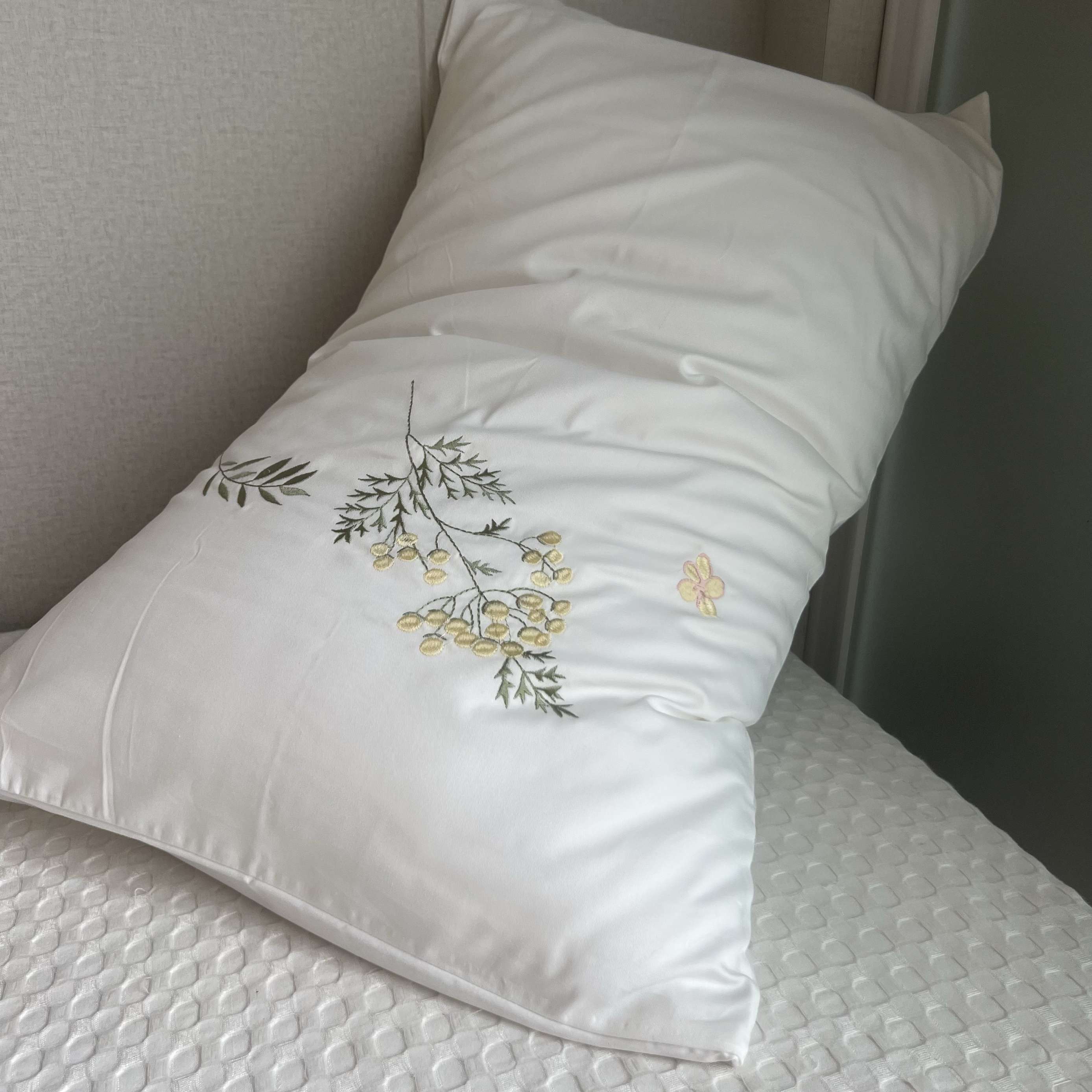 優雅な花刺繍のクッションカバー