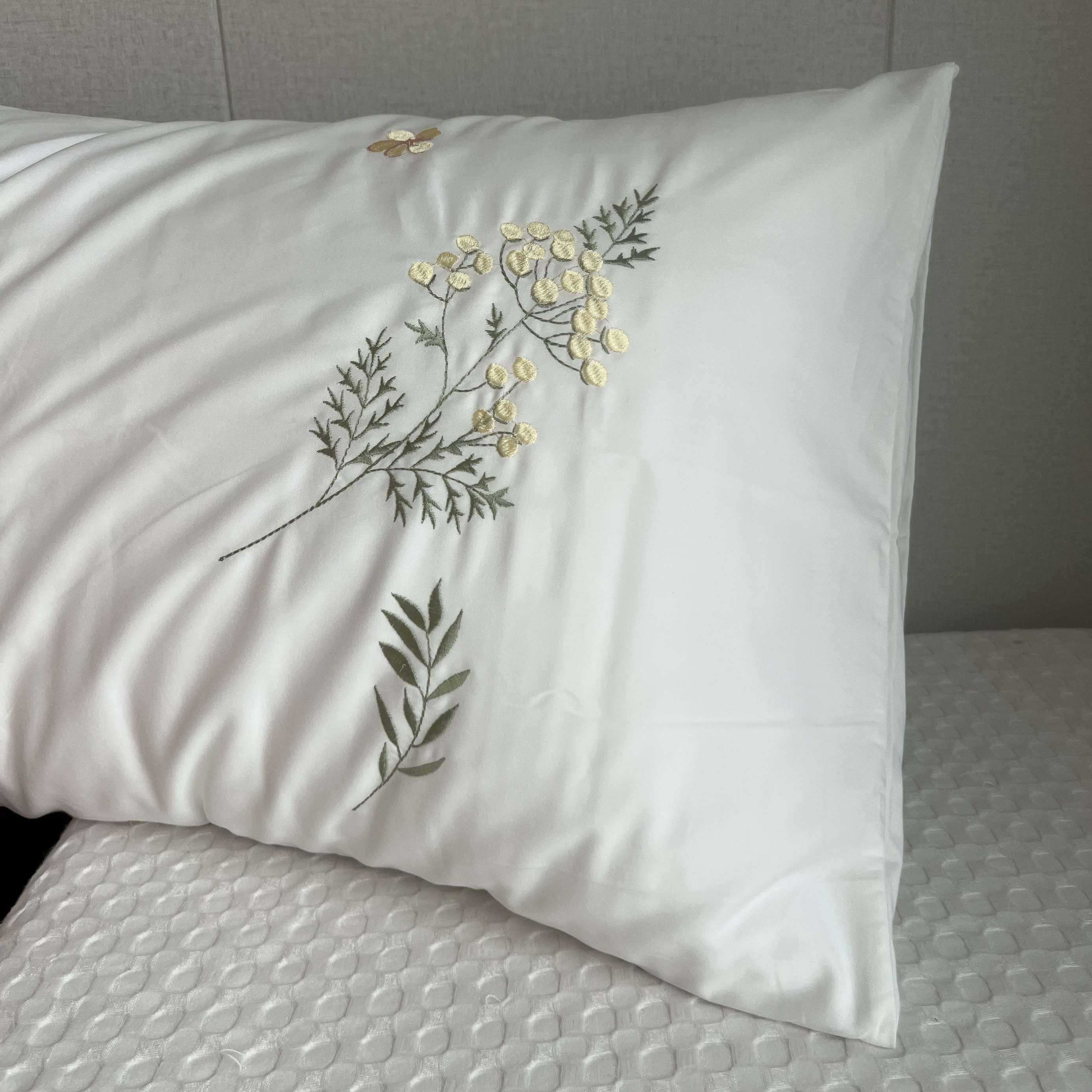 優雅な花刺繍のクッションカバー