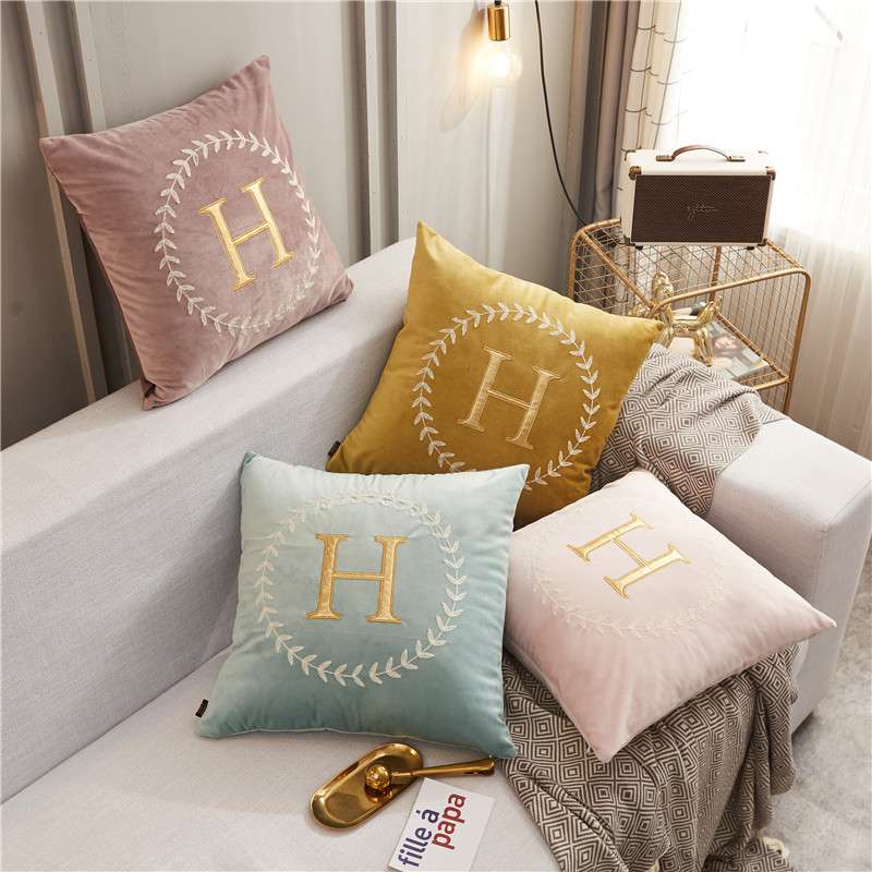モノグラム刺繍ベルベットクッションカバー