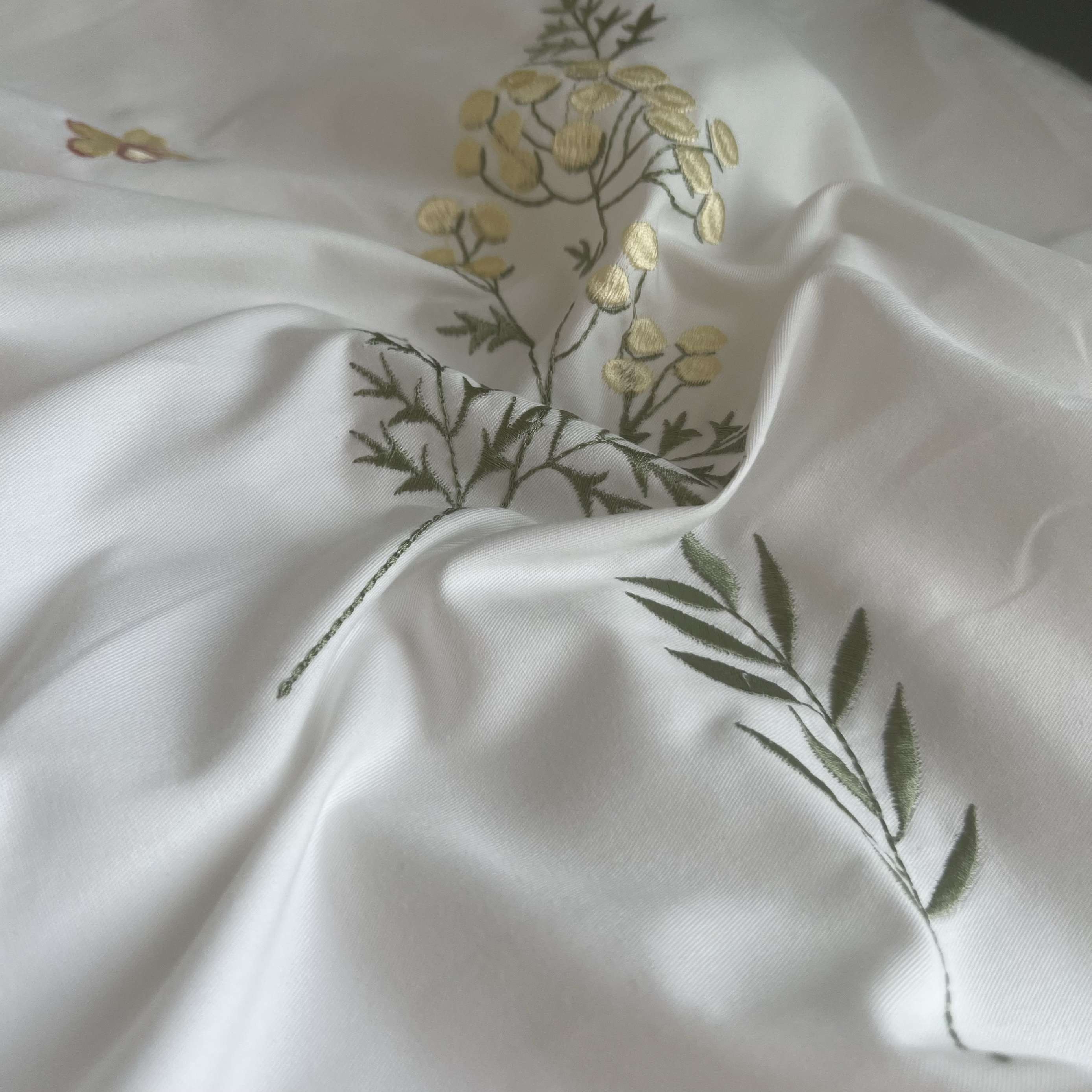 優雅な花刺繍のクッションカバー