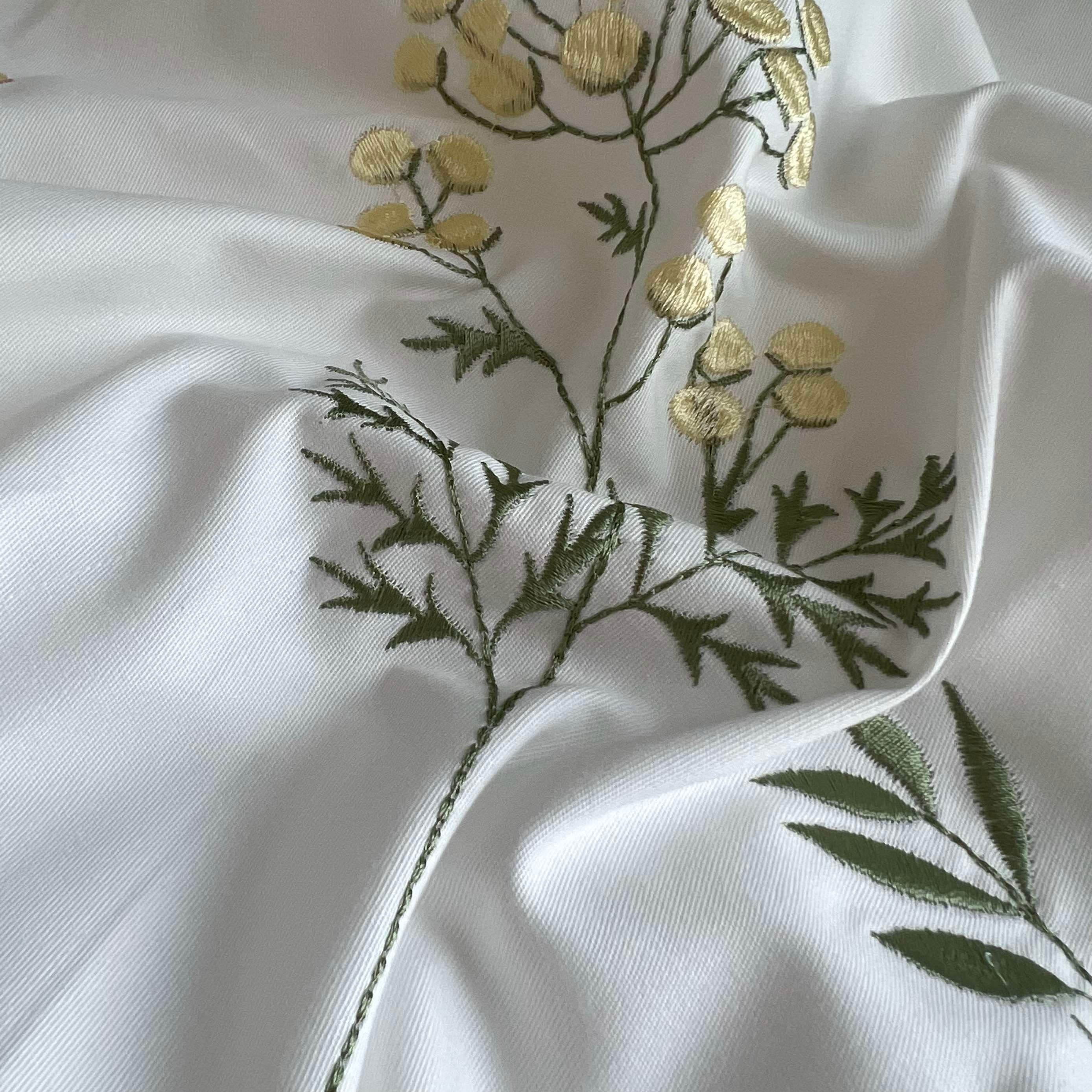 優雅な花刺繍のクッションカバー