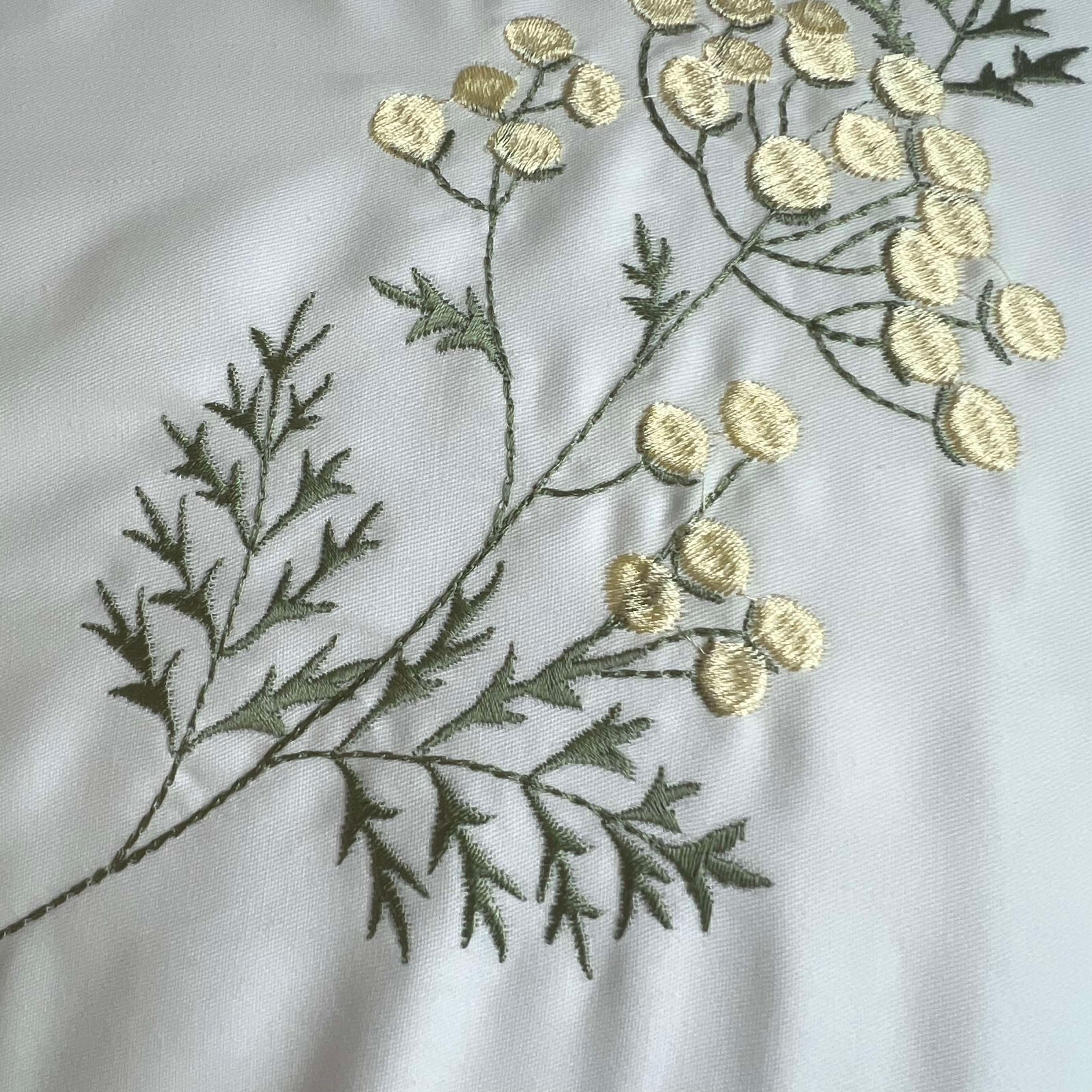 優雅な花刺繍のクッションカバー