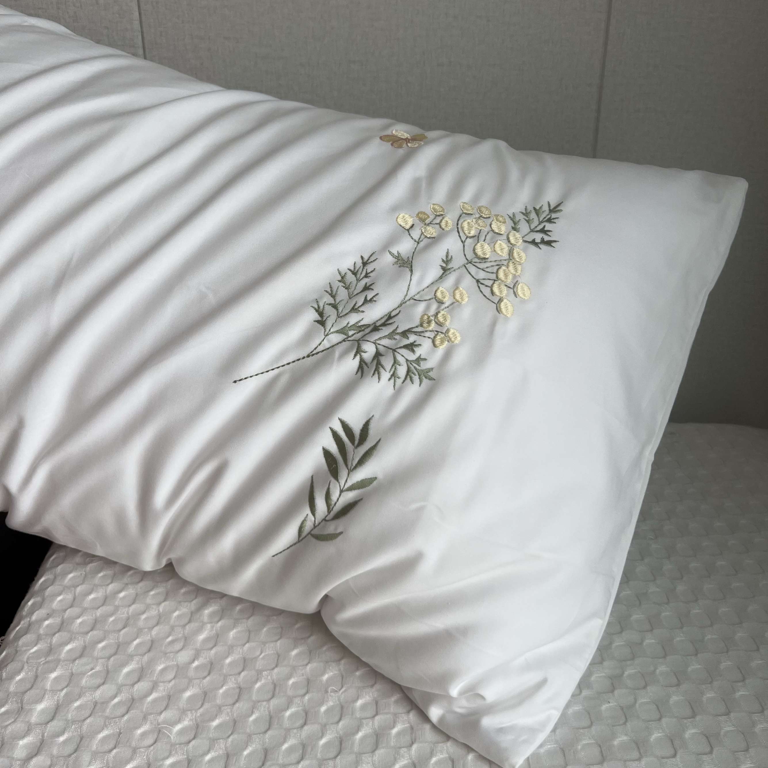 優雅な花刺繍のクッションカバー