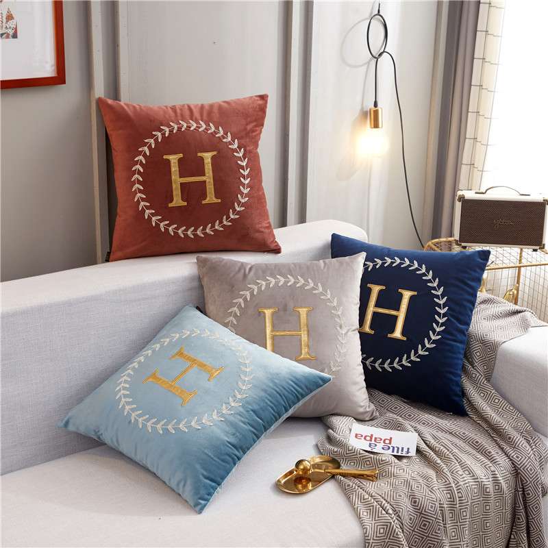 モノグラム刺繍ベルベットクッションカバー