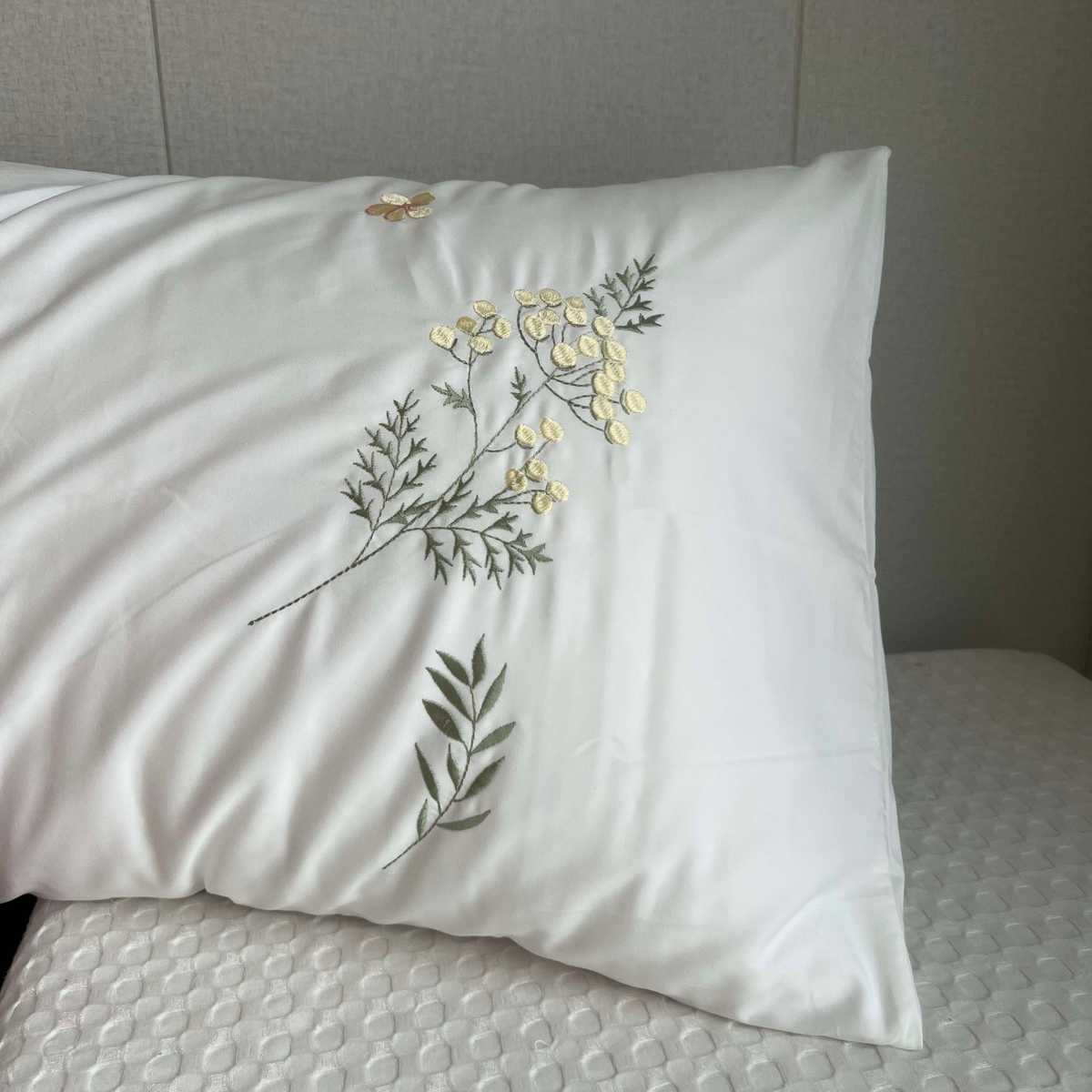 優雅な花刺繍のクッションカバー
